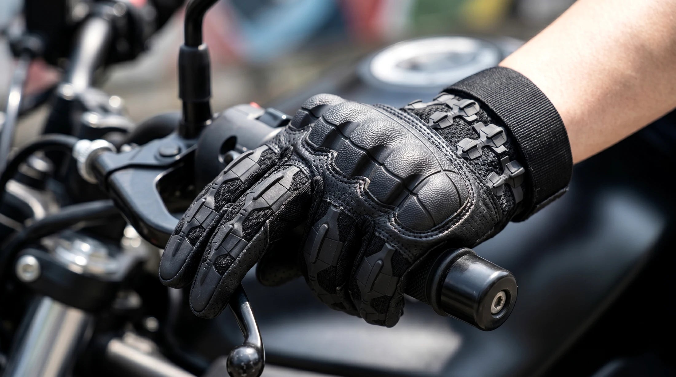 Street motorcycle use context for MVPTOO gloves
